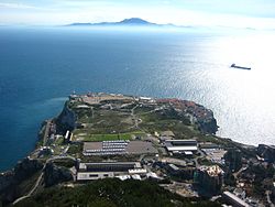 O estreito de Chibraltar confrontanza entre a Mar Mediterrania y l'Oceano Atlantico.