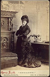 Photographie au format cabinet de l'actrice américaine d'origine australienne Agnes Booth par Abraham Bogardus, à l'occasion des représentations de la pièce Engaged de William S. Gilbert. (définition réelle 5 000 × 7 598)