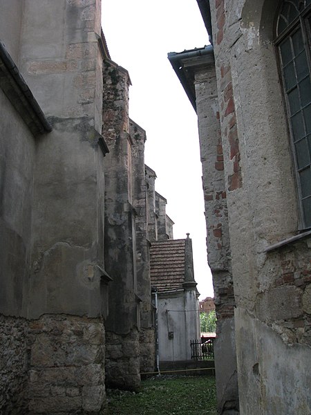 File:Aiud Citadel 2011 - Between Wall and Reformed Church.jpg