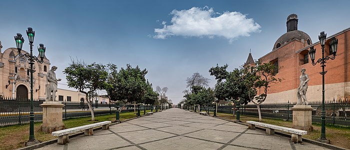 Alameda de los Descalzos, Lima. Por Manuelmsing Licencia: CC-BY-SA-4.0