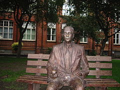 Memoriale di Alan Turing - Alan con la mela.jpg