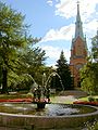 Suihkulähde kirkkoa ympäröivässä puistossa