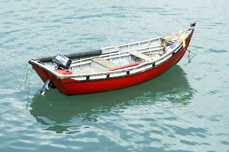 File:Alone boat on water surface.jpg