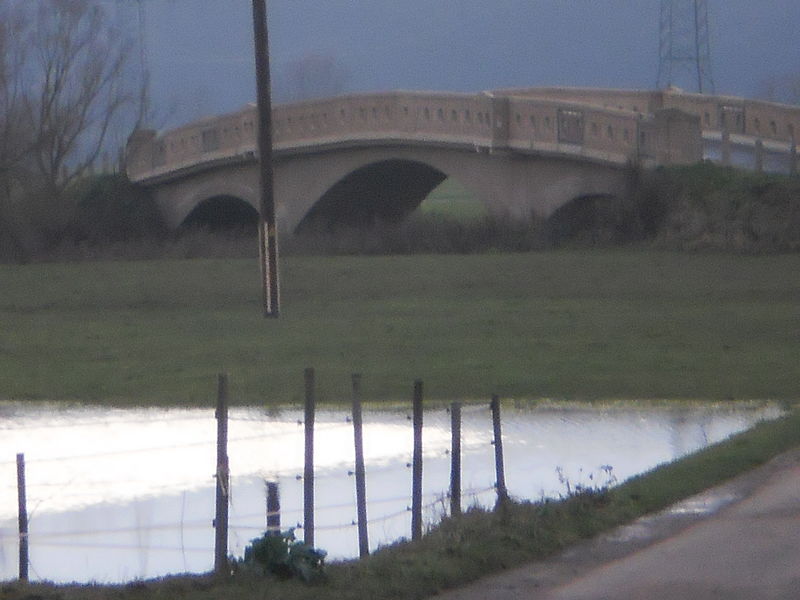 File:Alte Lahnbrücke Sichertshausen, Lahn-Hochwasser am Lahntalradweg (Germany) 2015-12-06 (1).JPG