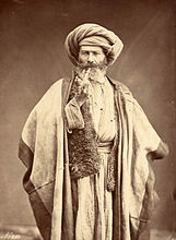 XIX. mendeko arabiar gizon bat pipa erretzen, Félix Bonfilsen argazkia.