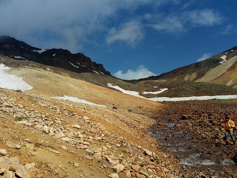 File:Aragats crater 21.jpg