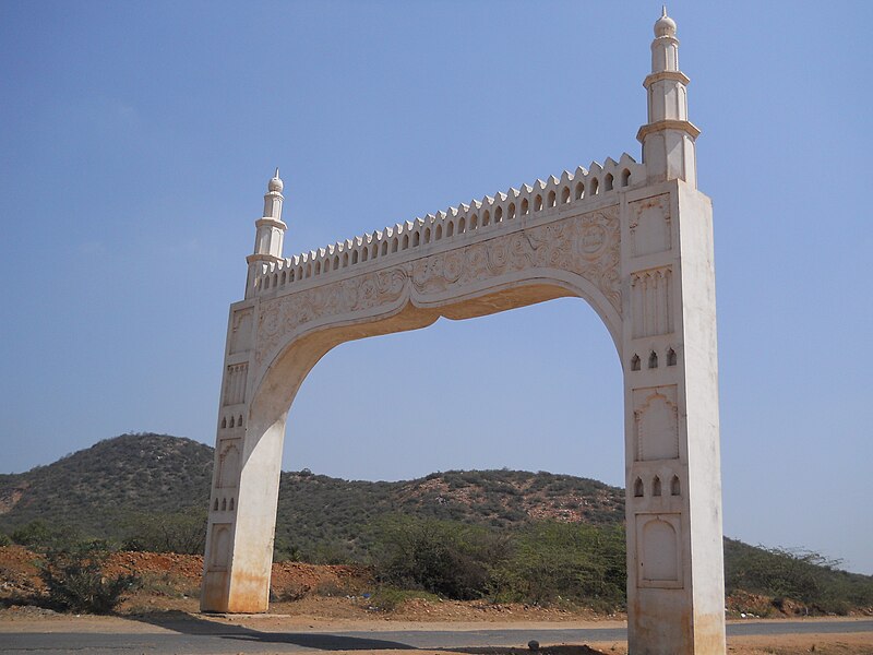 File:Arch at Sangam (1).JPG