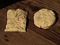 Reprodução dos biscoitos navais (redondo) e militares (quadrado) do século XIX