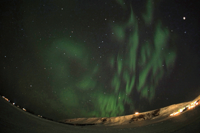 Aurora boreal pulsante en Hvolsvöllur (Islandia)