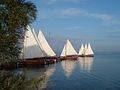 Barche a vela attraccate al porto dell'isola di Wilhelmstein