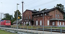 Bahnhof Ferdinandshof mit einfahrendem Zug.