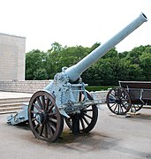 155L vor dem Memorial in Verdun