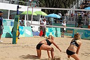 Deutsch: Beachvolleyball bei den Olympischen Jugendspielen 2018; Tag 11, 17. Oktober 2018; Jungen, Spiel um Platz 3 – USA (Devon Newberry/Lindsey Sparks)-Norwegen (Emilie Olimstad/Frida Berntsen) 1:2 (21–1/13–21/9–15) English: Beach volleyball at the 2018 Summer Youth Olympics at 17 October 2018 – Bronze Medal Match – USA (Devon Newberry/Lindsey Sparks)-Norway (Emilie Olimstad/Frida Berntsen) 1:2 (21–1/13–21/9–15)