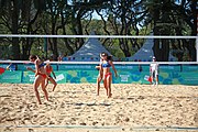 Deutsch: Beachvolleyball bei den Olympischen Jugendspielen 2018; Tag 8, 14. Oktober 2018; Mädchen, Achtelfinale – Bolivien-Puerto Rico 0:2 (18–21/18–21 ) English: Beach volleyball at the 2018 Summer Youth Olympics at 14 October 2018 – Girls Round of 16 – Bolivia-Puerto Rico 0:2 (18–21/18–21 )