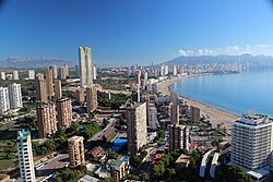 Veduta di Benidorm con la spiaggia di Ponente in primo piano