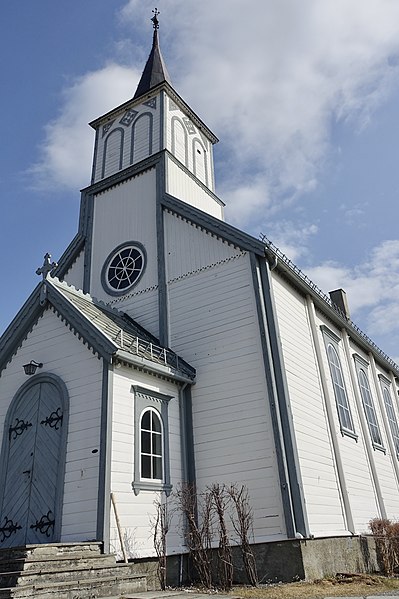 File:Berkåk kirke kyrkje Church 1878 Kjerkeveien Rennebu Trøndelag Norway Kirkegård Cemetery etc 2019-04-25 DSC04833.jpg