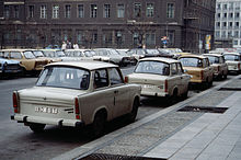 In der DDR war etwa jeder zweite Pkw (1976: 47 %)[60] ein Trabant (hier in Berlin, 1989)