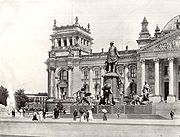 旧プロイセン王国ベルリンの帝国議会前に建てられたビスマルク国民像（ドイツ語版）。1900年撮影。