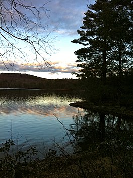 Bigelow Hollow State Park view utara dari pantai selatan Mashapaug Pond.jpg