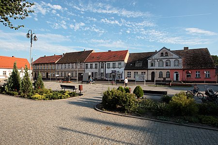 English: Bledzew, Marketplace - the south side Polski: Bledzew, Rynek - pierzeja południowa