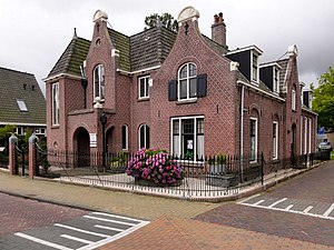 Doopsgezinde kerk en kosterswoning in Um 1800-stijl te Makkum (1909)