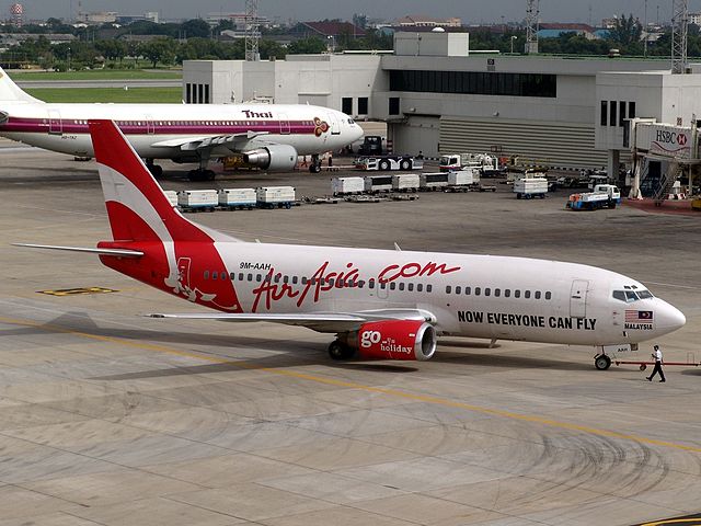 A Boeing 737-300 after the Tune Group takeover as a low-cost carrier (2002–2005 livery)