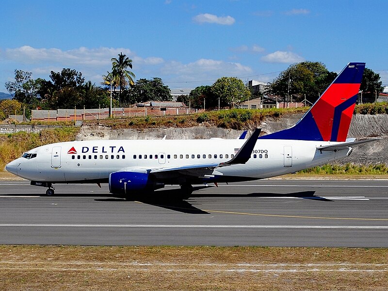 File:Boeing 737-732, Delta Air Lines JP7692506.jpg