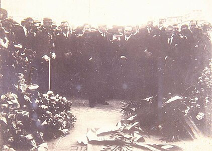Photographie de personnes se recueillant devant la tombe du soldat inconnu.