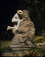 Ručně kolorovaná fotografie jedné ze soch Borobuduru, 1895