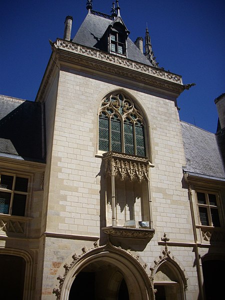 File:Bourges - palais Jacques-Cœur, cour (07).jpg