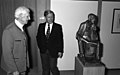 Schmidt meets the sculptor Gerhard Marcks on the occasion of putting up the sculpture Albertus Magnus inside the Bundeskanzleramt (Bonn) (1977). Schmidt empfängt den Bildhauer Gerhard Marcks anläßlich Aufstellung der Skulptur "Albertus Magnus" im Bundeskanzleramt (Bonn), 1977.