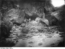 Expédition allemande explorant des grottes au pied du Kibo en 1906.