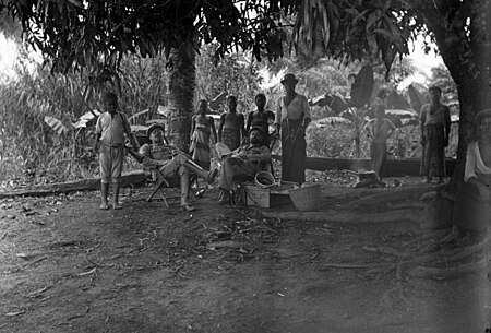 Two white settlers and local children and men on the Mungo River, Christmas 1901 Bundesarchiv Bild 163-051, Kamerun, Weihnachten am Mungo.jpg