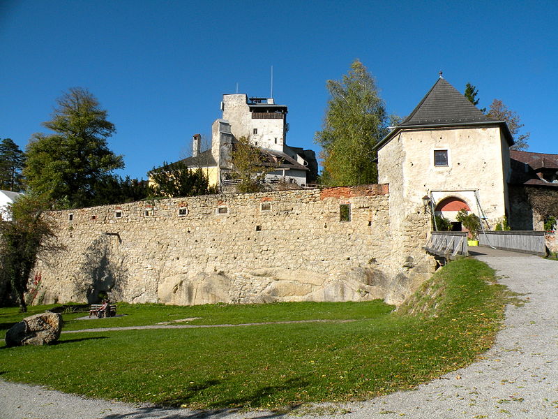 File:Burg Kreuzen vor Hotelbau.jpg