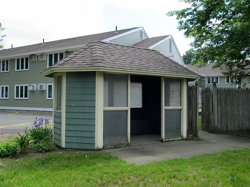 File:Bus shelter on Route 9 at Weston Road, May 2017.JPG