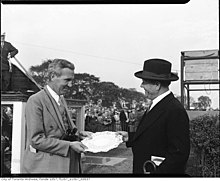 К. Джордж МакКаллах (слева) получает награду на гоночной трассе Clarendon Plate, Thorncliffe Park (43532715841) .jpg