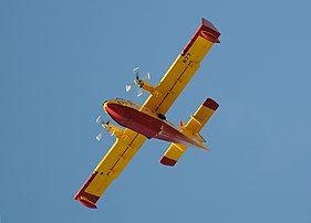 Un Canadair CL-415, avion bombardier d'eau, très utilisé dans la lutte contre les feux de forêts. (définition réelle 3 925 × 2 817)