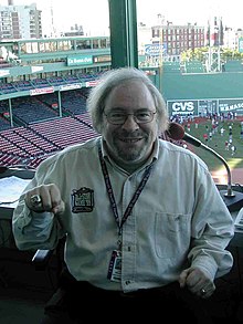 Carl Beane Fenway Park басқару кабинасы.jpg