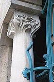 Capitel Art Nouveau al unei coloane de la poarta Castelului Béranger din Paris