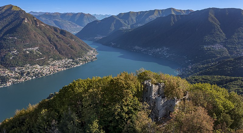 File:Castel D'Ardona vista Lago di Como.jpg