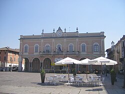 Castel San Giovanni - piazza XX Settembre - palazzo municipale.jpg