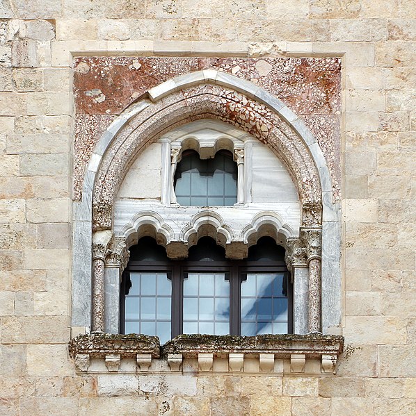 File:Castel del monte, esterno 11 trifora.jpg