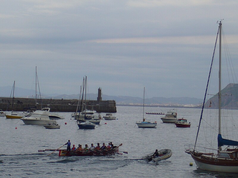 File:Castro Urdiales trainera.jpg