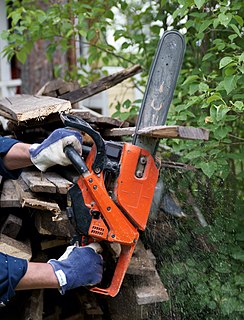 <span class="mw-page-title-main">Chainsaw</span> Portable handheld powered cutting tool