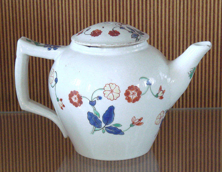 File:Chantilly milk pot 1725 1751.jpg