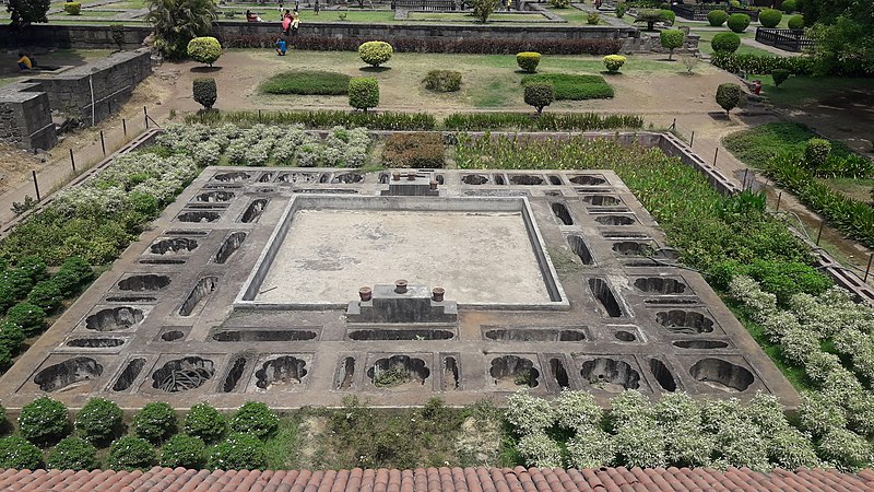 File:Chimnabaug Shaniwar wada Pune.jpg