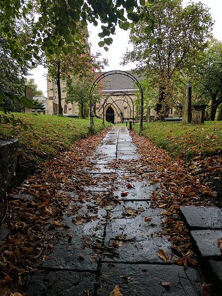 File:Church Of St Edmund path to South entrance.jpg