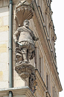 Statua di Giovanni Casimiro di Sassonia-Coburgo sulla facciata del Casimirianum.