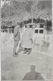 Le Colonel Auroux, commandant de la 3ème Brigade du Maroc discutant avec le Lieutenant-Colonel Gros, commandant du 9eme Régiment de Zouaves en Lorraine en 1917