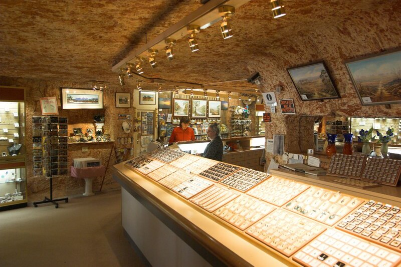 File:Coober Pedy - Inside jewelry shop.jpg